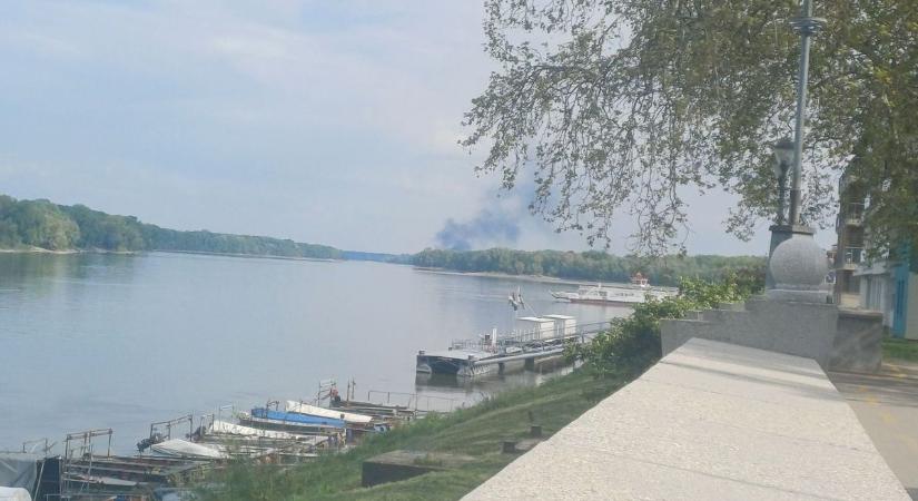 Tombol a tűz Mohácson: hatalmas füstre lettek figyelmesek a helyiek – KÉPEK