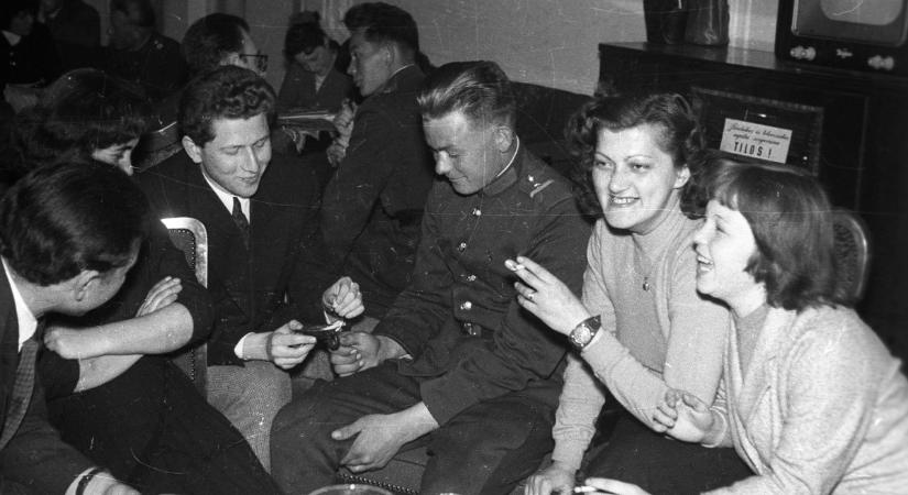 37 éve szűnt meg a KISZ - egy letűnt kor retró emlékei képeken