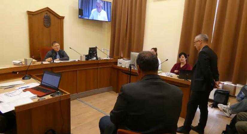 A volt győri fideszes polgármester embere nem emlékezett olyanra, hogy levetkőztetett volna egy embert a lehallgatástól tartva