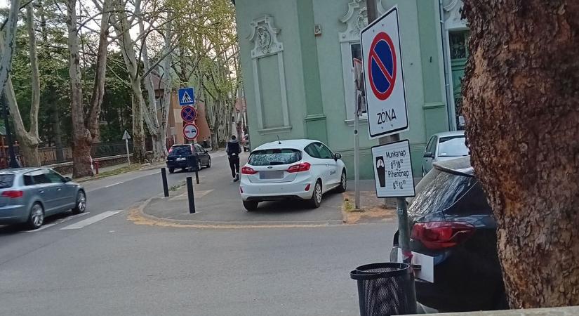 Keresztben, három helyen, járdán, zebrán – egyre drágább megállni, az autósok leleménye viszont határtalan, ha parkolni kell