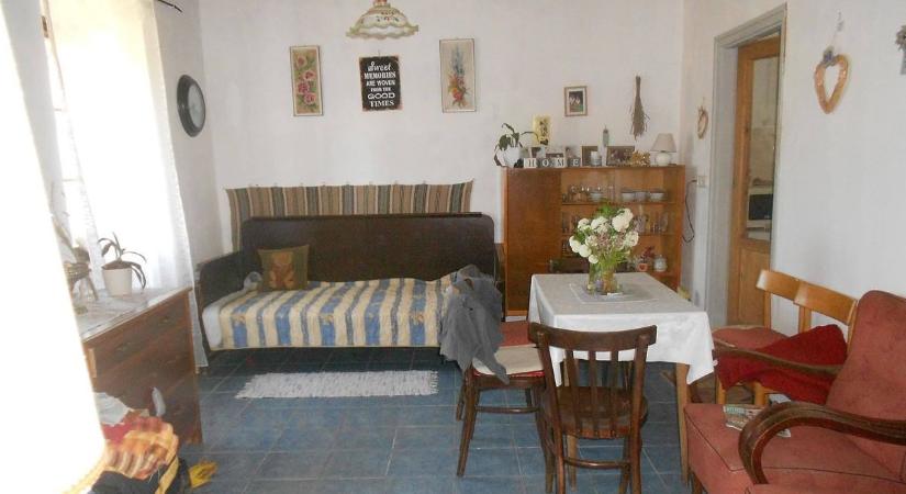 Eladó történelmi kúriát őriz a Bakony apró faluja, fotókon a harcos hős otthona