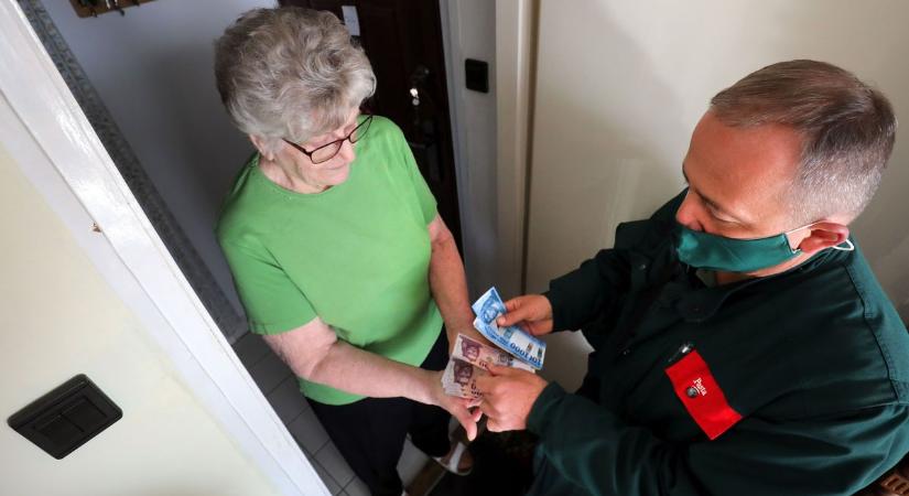 Áprilishoz képest máskor jön a nyugdíj, májusban már ezen a napon várd a bank sms-ét!