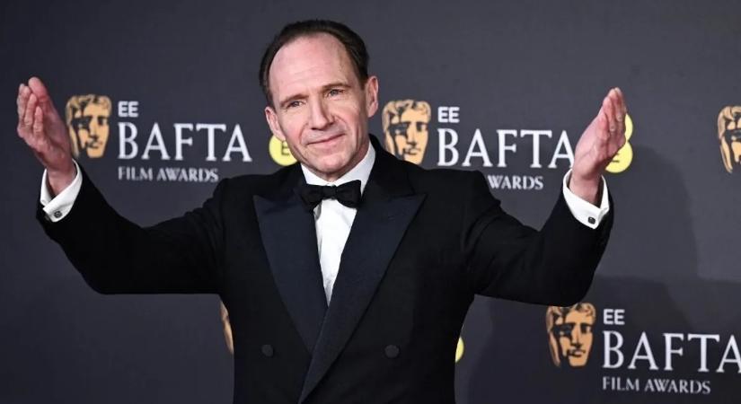 Micsoda nevek! Ralph Fiennes főszereplésével érkezik Márai Sándor klasszikusának feldolgozása