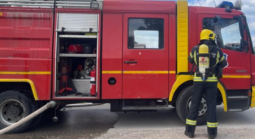 Tűz volt a Topolyai-tónál, horgászstégek is égtek