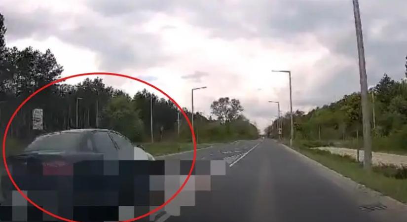 Videó: nem nézte meg milyen autót előz, csúnyán ráfázott!