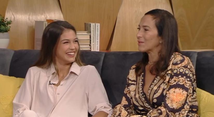 Ezt látnod kell! Fésűs Nelly és lánya szexi fotósorozaton pózolnak