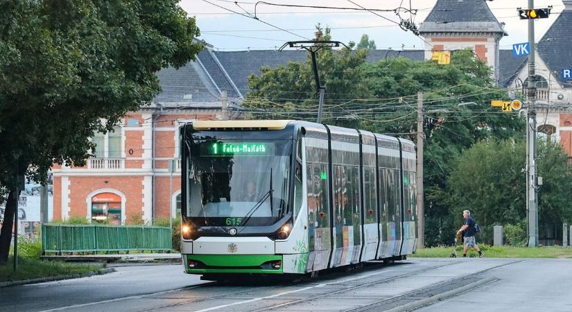 Végzetes hiba a miskolci villamosmegállóban