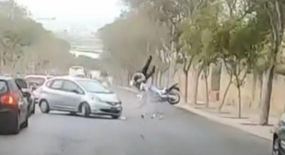 Húsz métert repült a motoros, újra kellett éleszteni – Négy éve gázolták el Zsoltot Máltán, de a vétkes még mindig nem bűnhődött meg