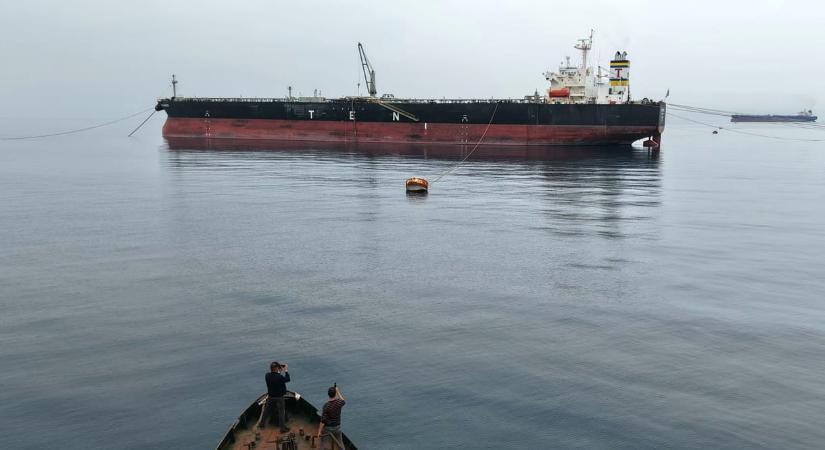 Irán lefoglalt két hajót azok közül, amelyekre tüzet nyitott a Hormuzi-szorosban