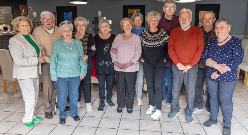 "Itt mindent szabad, csak panaszkodni nem" - 68 év után is összetart a felsőgallai osztály fotók