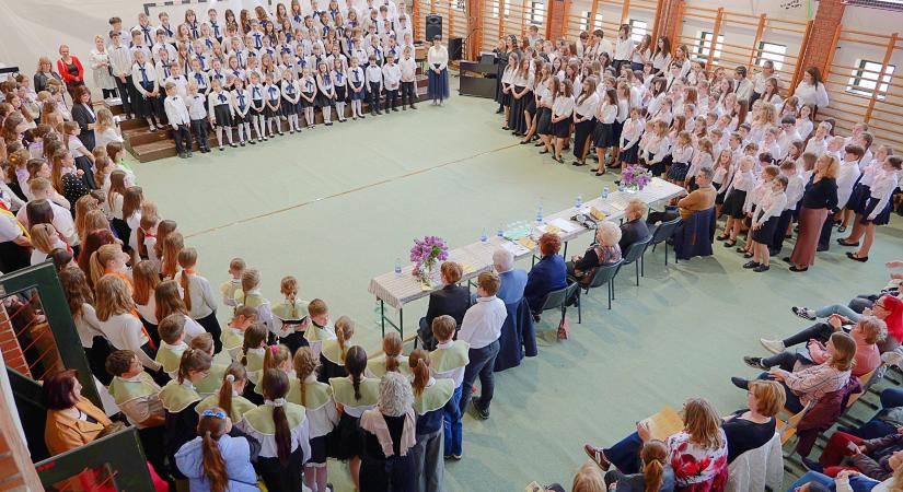 Összkari énekkel kezdődött a Városi Éneklő Ifjúság hangverseny – videóval