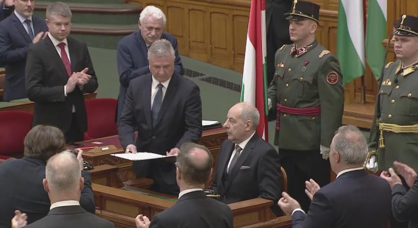 Orbán Viktor és a Fidesz-frakció is támogatja: 75 ezren követelik Sulyok Tamás lemondását