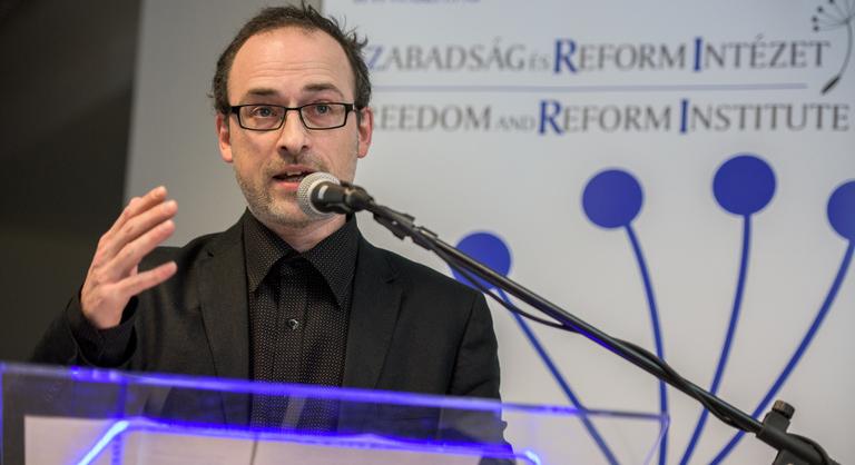 Elnézést kért az M1 Tóta W. Árpádtól, amiért azt állították, szado-mazo szexet népszerűsít gyerekeknek