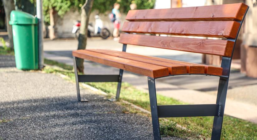 Új külsőt kaptak Győr belvárosi padjai