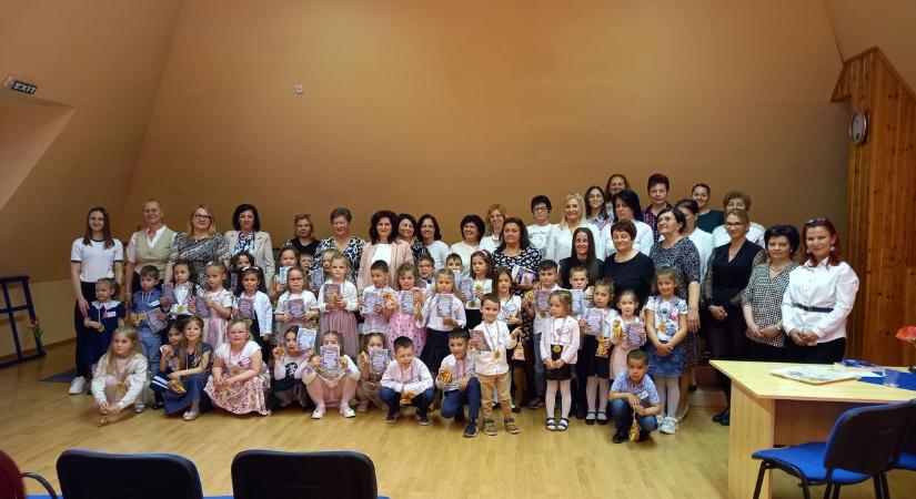 Tizedszer is elvarázsolták a közönséget a kis versmondók Hajdúsámsonban