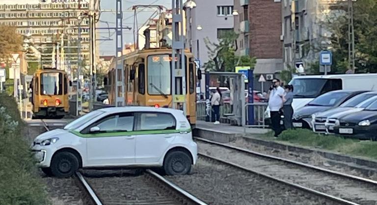 Bérelt autó landolt a síneken Budapesten, több villamos közlekedése is felborult