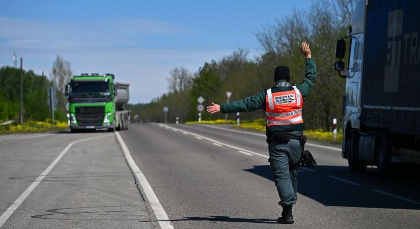 Nagy razziát tartottak, sorra szedték ki az autókat a 32-esen