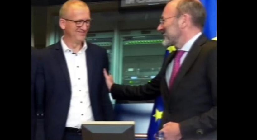 Erre a pillanatra várhatott Magyar Péter: állva tapsolta meg a magyargyűlölő Manfred Weber (VIDEÓ)