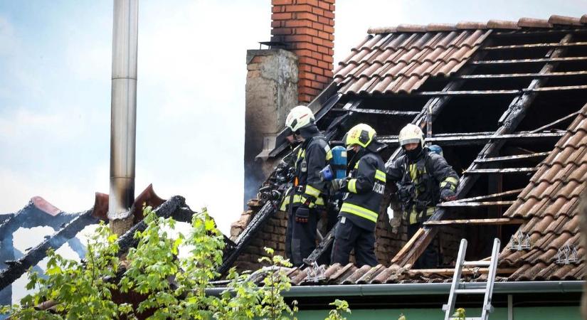Lángoló családi házhoz riasztották a tűzoltókat