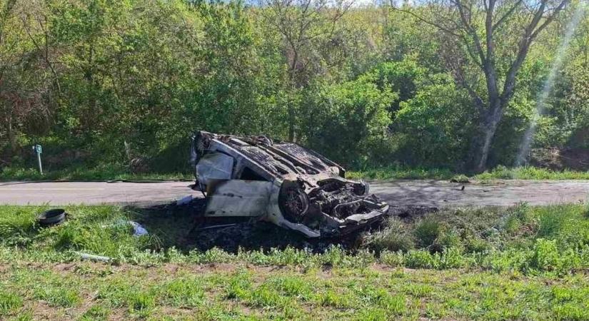 Kölesdi tragédia: kiderült, ki égett bent az autóban a borzalmas balesetben