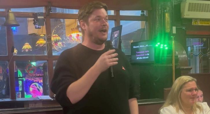 Csak énekelt egyet a kocsmában, most a fél ország róla beszél