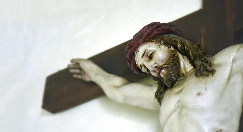 Izrael kicserélte a katona által szétvert feszületet