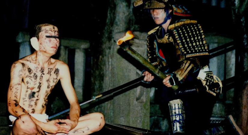 Szent szöveg mentette meg az életét, de a csonkítást nem kerülhette el – Szellemek vágták le a fülét a híres zenésznek