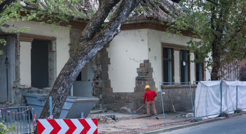 Félve nézik az egykori iskola bontását az egriek, kiderült, mi lesz a helyén  fotókkal