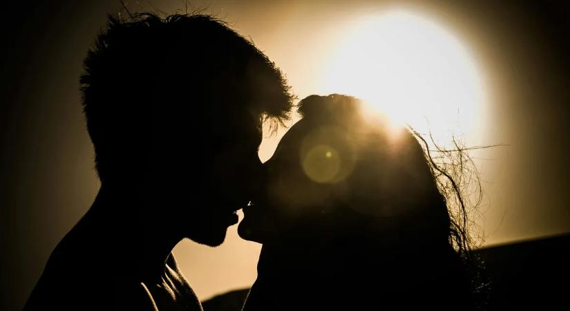 Tiltott gyönyör a lagzi előtt: „Azt akarja, hogy a férje mellett is én tegyem boldoggá az ágyban”