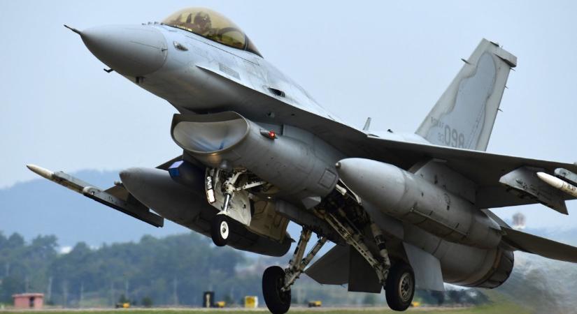 Mobilozgattak vezetés közben a vadászrepülőgépen, össze is törték