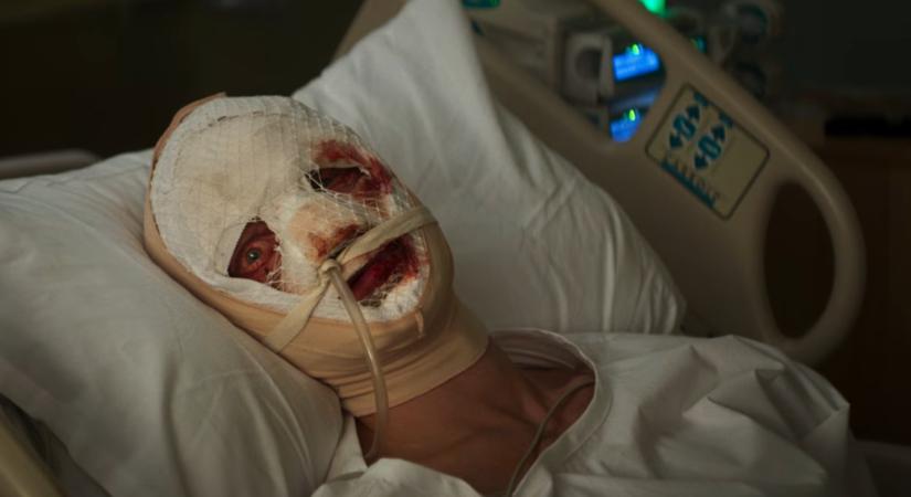 Befutott a DCU Agyagpofa-filmjének első, véres előzetese, ami kegyetlen testhorrort ígér