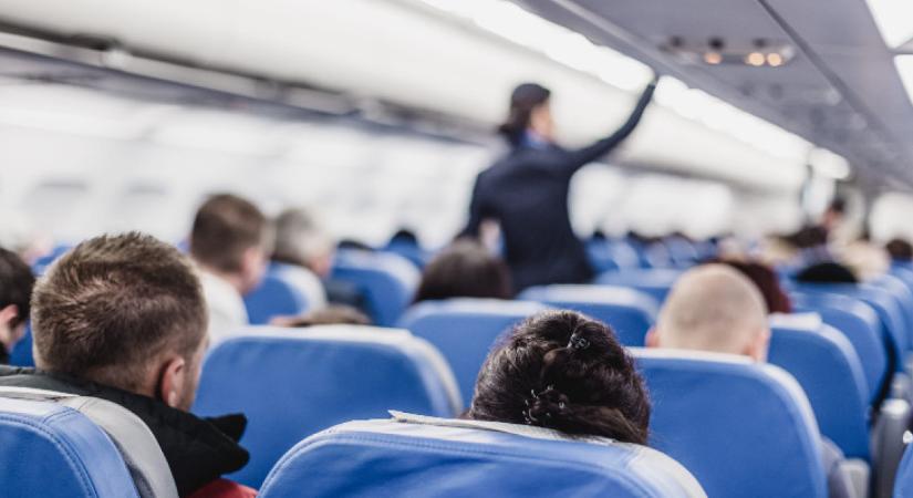 Meglátta az influenszer, ki ül mögötte a repülőn és leesett az álla