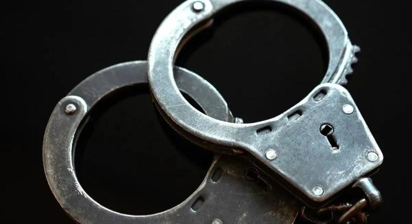 Bosszúból törtek rá a családra: apa és fia rács mögött