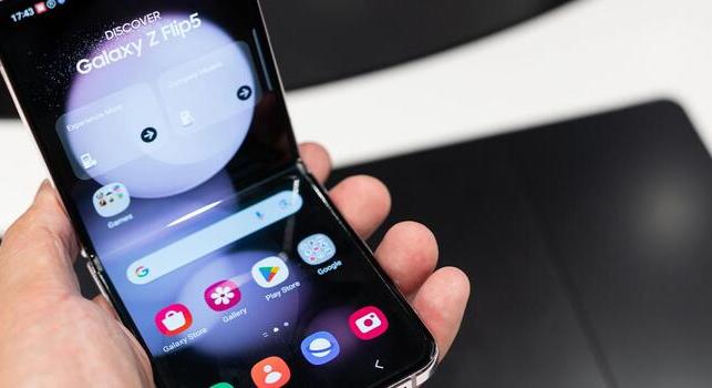 Nem az akkumulátorával akar villogni a Samsung Galaxy Z Flip8