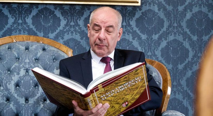 Sulyok Tamás Laposföld-díjat kapott Rákay Philip asztrológus feleségének kitüntetéséért