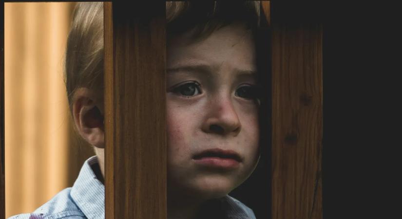 15 év börtön vár a kisfiát áruba bocsátó anyára: Pizzával az arcán tartóztatták le a rendőrök