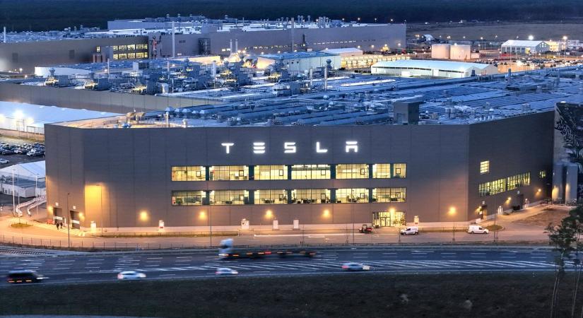 A Tesla most is meglepetéssel szolgált: már az idén jön a robotaxi és a humanoid robot