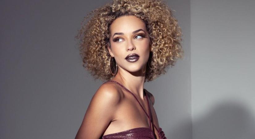 A tömeg közepén is messziről felismeri Alexist