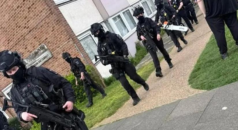 Lövéseket hallottak: gamert rohantak le a rendőrök Angliában