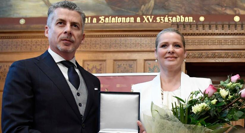 Sulyok Tamás is Laposföld-díjat kapott Rákay Philip asztrológus feleségének kitüntetéséért