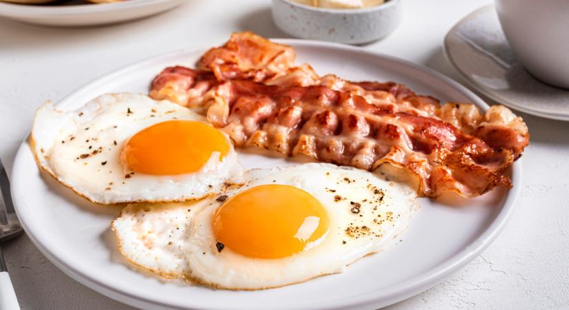 Gyönyörű folyós marad a sárgája, ha így sütöd meg a tükörtojást