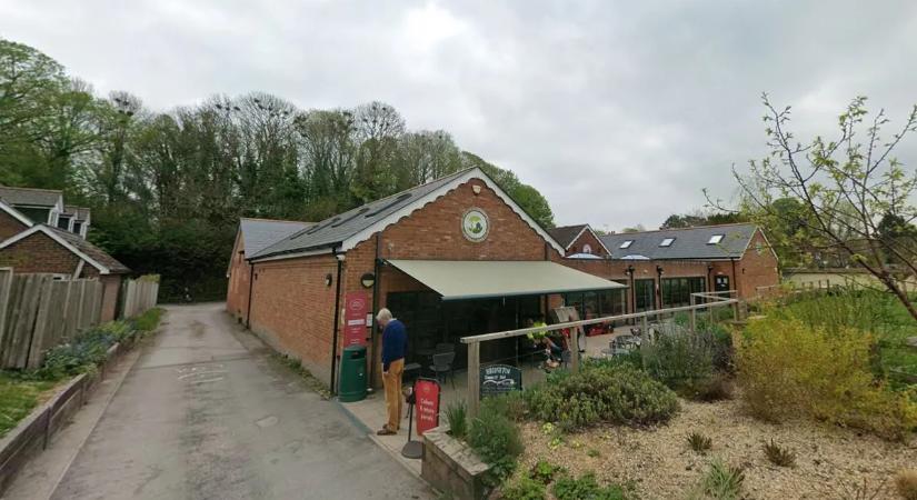 Több tucat állati tetemet hagytak egy közösségi bolt előtt – sokkoló fotó