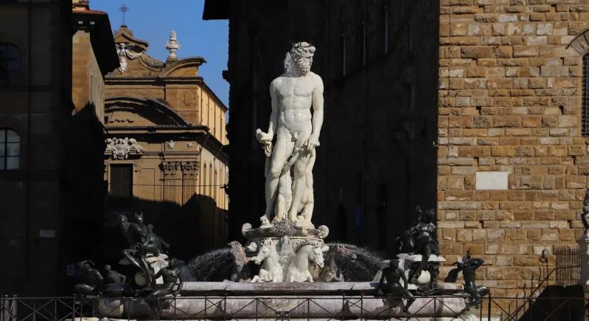 Ötezer eurójába kerülhet egy nőnek, hogy egy lánybúcsún megérintette a firenzei szobor nemi szervét