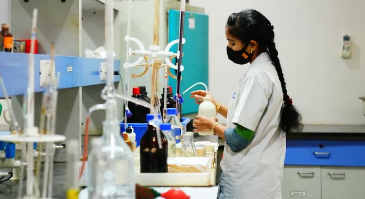 Amerikai kutatók villámszerű plazmával alakították folyékony üzemanyaggá a földgázt