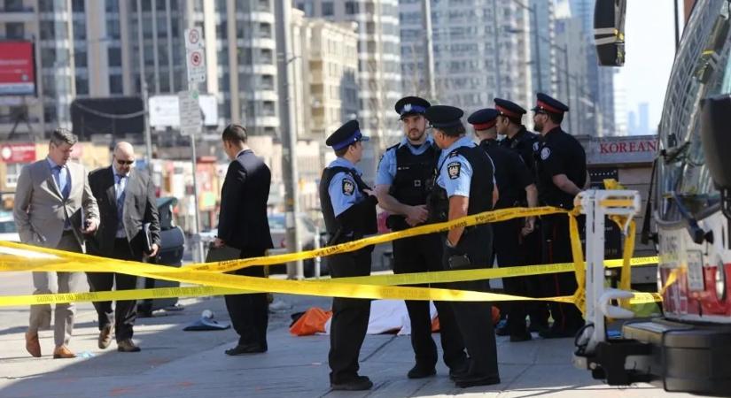 Percek alatt pokollá vált Toronto utcája, furgon hajtott a gyalogosok közé