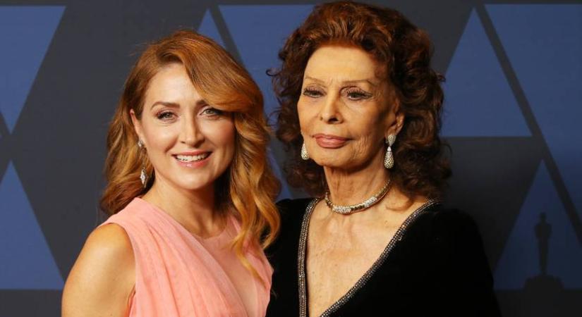 Sophia Loren gyönyörű menye fürdőruhában: az 52 éves Sasha Alexandernek csodás alakja van
