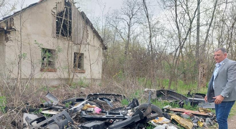 Bejött a 100 ezer forintos nyomravezetői díj: 15 illegális autóbontó bukott le az abonyi roncsrazzián