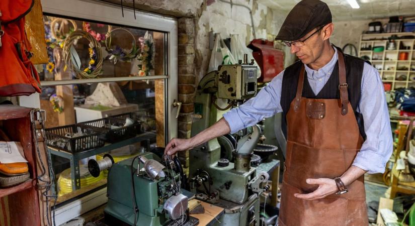 300 órát is beleöl egy lábbelibe a szárligeti suszter, kuriózumokba lehel életet fotók