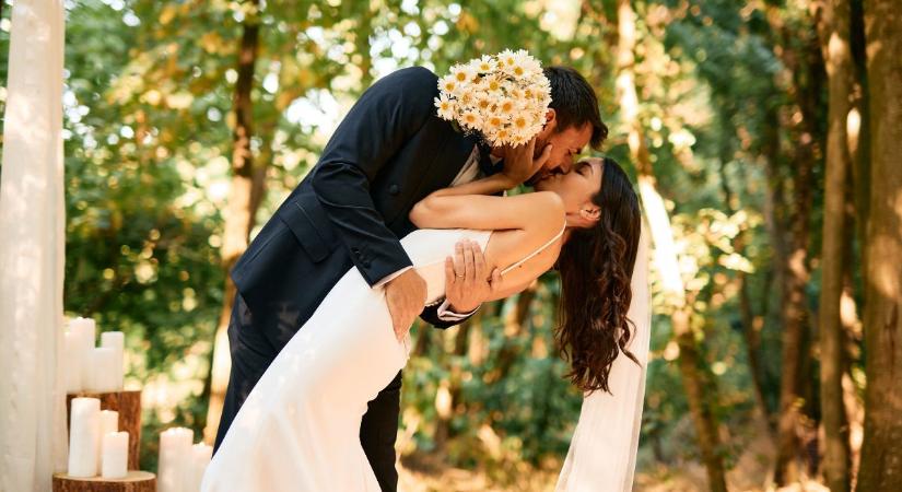 Menyasszonyi ruha, fotóstílus, dekor – Ezek az esküvői trendek 2026-ban