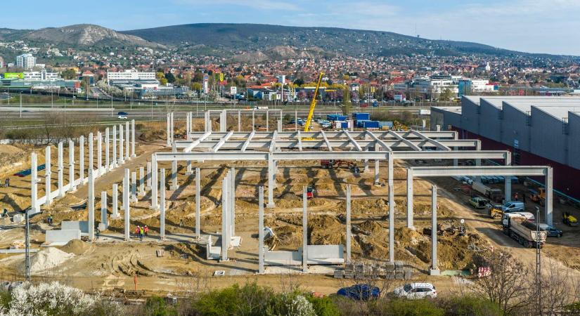 Így emelkedik ki a földből a Porsche Hungaria új logisztikai csarnoka Budaörsön